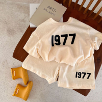 Kinderanzug aus reiner Baumwolle 2022 Sommer neue digital bedruckte Kurzarm-T-Shorts für Jungen und Mädchen, Baby-Zweiteiler-Set im Trend  Beige