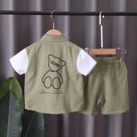 بدلة صيفية للأطفال بتصميم دب مزيف مكونة من قطعتين، تعكس آخر صيحات الموضة للأولاد الصغار والمتوسطين.  أخضر زيتوني