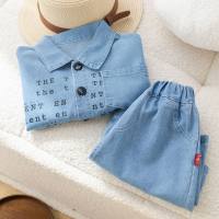 Terno jeans elegante e bonito para meninos, roupas infantis pequenas e médias, camisa de lapela estampada com letras, shorts de manga curta, terno de duas peças  Denim blue