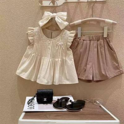 قطعتان من الملابس العلوية ذات الثنيات اللطيفة للفتيات الصغيرات للصيف والسراويل القصيرة ذات الألوان الصلبة