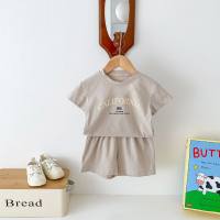 2024 Sommer Neuankömmlinge 1-8 Jahre alt Koreanische Version Kinderkleidung Buchstaben Kurzarm-T-Shirt Shorts dünner zweiteiliger Anzug für Jungen und Mädchen  Kaffee