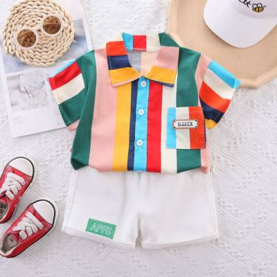 Traje de manga corta con camisa a rayas verticales de arcoíris para niños, traje fresco y moderno de verano para niños