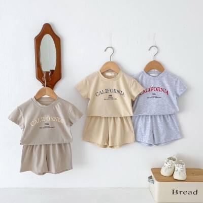2024 Sommer Neuankömmlinge 1-8 Jahre alt Koreanische Version Kinderkleidung Buchstaben Kurzarm-T-Shirt Shorts dünner zweiteiliger Anzug für Jungen und Mädchen