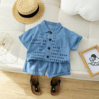 بدلة جينز أنيقة وجذابة للصبي الصغير، تشمل قميص بياقة لابل مطبوع عليه رسالة، مع شورت بأكمام قصيرة، مجموعة بقطعتين للأطفال.