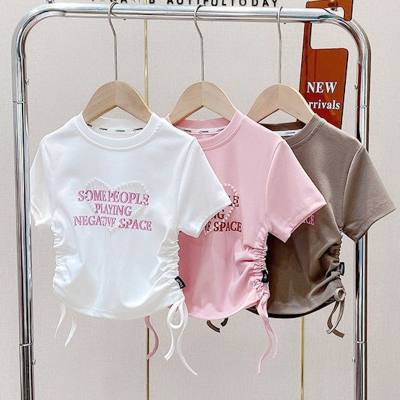 Koreanische Version der Kinderkleidung 2024 Mädchen Sommermode einfacher Buchstabe kurzes T-Shirt Kinder Eisseide Kordelzug Kurzarm-Oberteil
