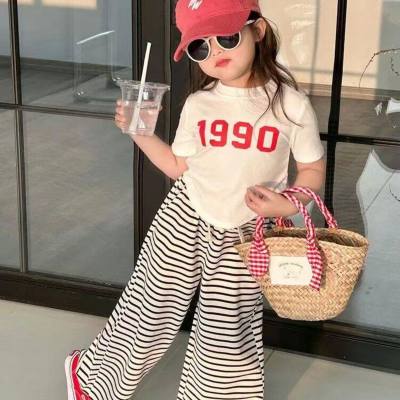 Mädchen Sommer 2024 Western-Stil unregelmäßiges Kurzarm-T-Shirt gestreifte Hose mit weitem Bein Koreanischer Stil kompletter Satz Mädchen-Sommeranzug