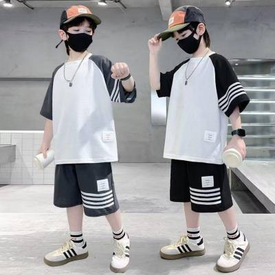 Terno de duas peças de manga curta para meninos de verão 2023 novo estilo coreano solto médio e grande terno de duas peças para crianças da moda roupas infantis atacado