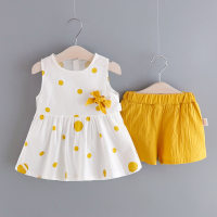 ملابس صيفية جديدة لعام 2024 للنساء والأطفال، تشمل فستانًا للأطفال يعكس الموضة لفترة الصيف، مثالية للفتيات الصغيرات بتصميم عصري مكون من قطعتين.  أصفر