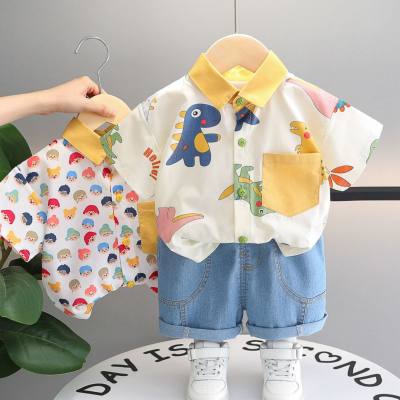 قميص بياقة بولو مطبوع بالكامل للأولاد بأكمام قصيرة، مع بدلة شورت، مجموعة قطعتين للأولاد الرضع تتضمن شورت جينز كاجوال.