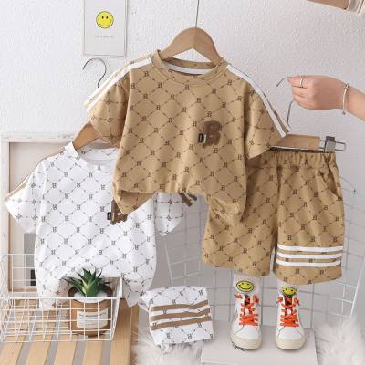 Summer fashionable children's short-sleeved suit with rhombus letters printed all over the street. Trendy new summer short-sleeved suit for boys.