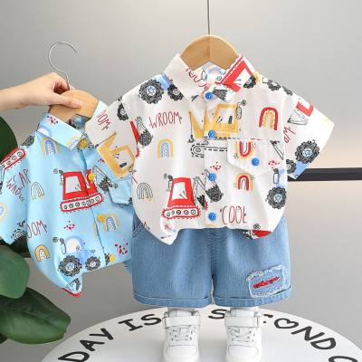 مجموعة ملابس للأولاد تتضمن قميص بياقة لابل مطبوع بالكامل وبأكمام قصيرة، مع بدلة شورت كاجوال من الدينيم للأولاد الرضع.