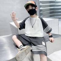 Sommer-Kurzarm-Zweiteiler für Jungen 2023, neuer lockerer koreanischer Stil, mittelgroßer und großer Kinder-Zweiteiler, trendige Kinderbekleidung im Großhandel  Grau