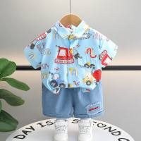 مجموعة ملابس للأولاد تتضمن قميص بياقة لابل مطبوع بالكامل وبأكمام قصيرة، مع بدلة شورت كاجوال من الدينيم للأولاد الرضع.  أزرق
