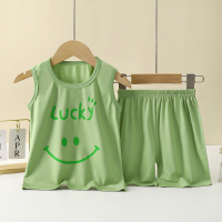 Conjunto de 2 piezas de chaleco y pantalones cortos con diseño sonriente y letras informales de verano para niño pequeño  Verde