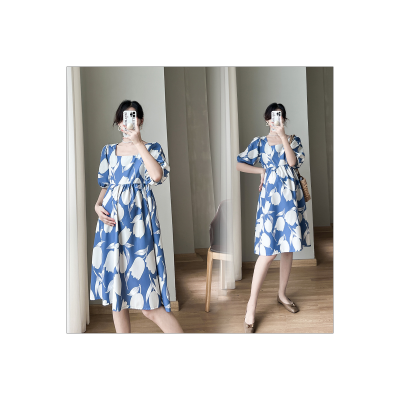 Umstandsmode, Sommer, kurzärmliges Kleid mit eckigem Ausschnitt und Print