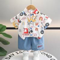 مجموعة ملابس للأولاد تتضمن قميص بياقة لابل مطبوع بالكامل وبأكمام قصيرة، مع بدلة شورت كاجوال من الدينيم للأولاد الرضع.  أبيض