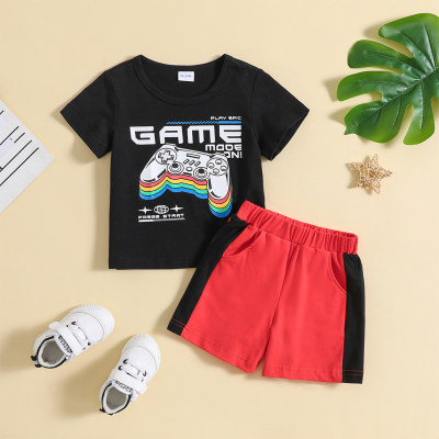 Camiseta de manga corta estampada con gamepad y letra para niño pequeño de 2 piezas y pantalones cortos a juego