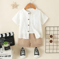 Camisa de manga corta con botones en la parte delantera de color sólido para niños pequeños de 2 piezas y pantalones cortos de color sólido  Blanco