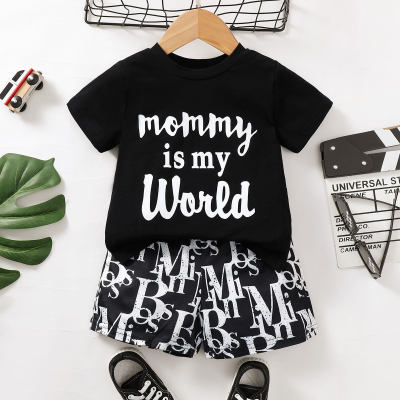 Camiseta de manga corta con estampado de letras para niños pequeños de 2 piezas y pantalones cortos con estampado completo