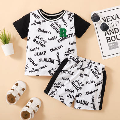 Camiseta de manga corta y pantalones cortos a juego de 2 piezas para niños pequeños con patchwork de bloque de color con estampado de letras en toda la prenda