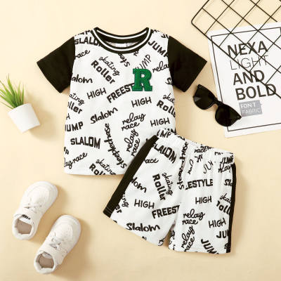 2-teiliges Kurzarm-T-Shirt mit Farbblock-Patchwork-Allover-Buchstabendruck für Kleinkinder und Jungen und passende Shorts