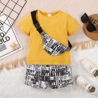 T-shirt de manga curta de cor lisa infantil de 3 peças e shorts impressos em letras e bolsa transversal combinando