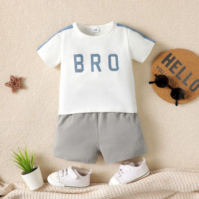 Camiseta de manga curta estampada com letras para bebês de 2 peças e shorts de cor lisa