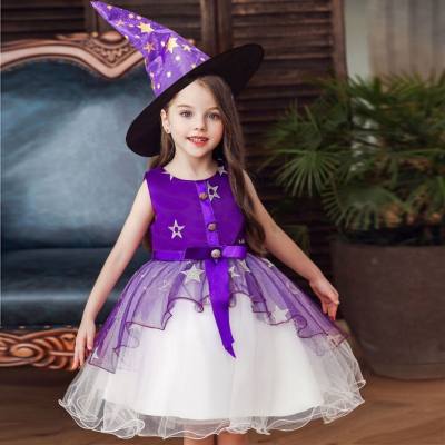 Vestido infantil sem mangas decorado com laços coloridos e chapéu de bruxa