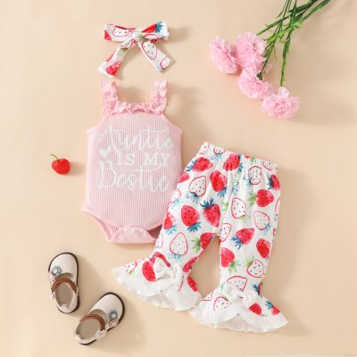 Baby-Strampler mit schulterfreiem Träger, Dreiecksmuster und Erdbeer-Buchstabenaufdruck + ausgestellte Hose mit Schleife