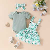 Sommer-Baby-Set mit kurzärmeligem Oberteil in Volltonfarbe + Hosenträgerrock mit Blumenmuster + Haarband  Grün