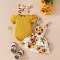 Sommer-Baby-Set mit kurzärmeligem Oberteil in Volltonfarbe + Hosenträgerrock mit Blumenmuster + Haarband  Gelb