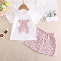 Pulôver de urso infantil de verão, camiseta de manga curta estilo Chanel com bolso falso e saia terno  Rosa