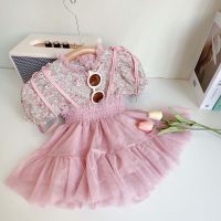 Camicetta a maniche corte con stampa floreale da bambina in 2 pezzi e vestito con bretelle patchwork in rete  Rosa