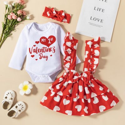 Macacão de manga comprida estampado com letra e coração para bebê de 3 peças e vestido suspenso com babados e amarração para a cabeça
