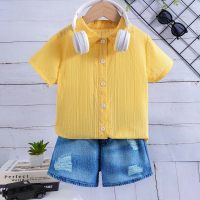 Conjunto de camisa de manga corta con rayas verticales tejidas para niños y pantalones cortos de mezclilla estampados Verano  Amarillo