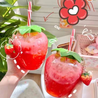 Tasse à eau en forme de fraise avec paille