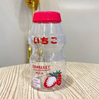 Celebridad de Internet hombres y mujeres lindos taza de agua de plástico Yakule de moda taza portátil de bebidas de gran capacidad para niños con correa de regalo  rojo