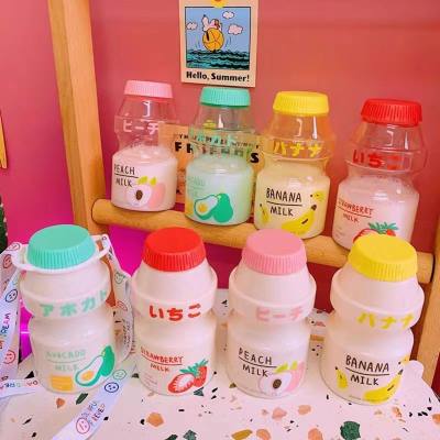 Celebridad de Internet hombres y mujeres lindos taza de agua de plástico Yakule de moda taza portátil de bebidas de gran capacidad para niños con correa de regalo