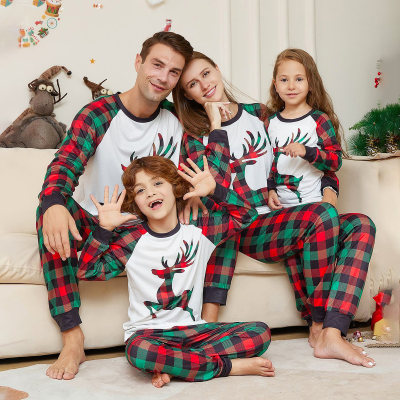 Conjunto de pijama con pantalones y top de manga raglán a cuadros largos con estampado de ciervos de dibujos animados navideños a juego para la familia