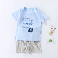 Pijama con estampado de letras y pantalones cortos a rayas para niño pequeño  Multicolor