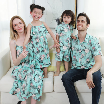 Robe et t-shirt sans manches à imprimé floral assortis pour la famille