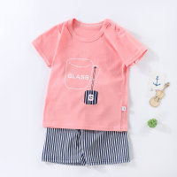 Pijama con estampado de letras y pantalones cortos a rayas para niño pequeño  Multicolor