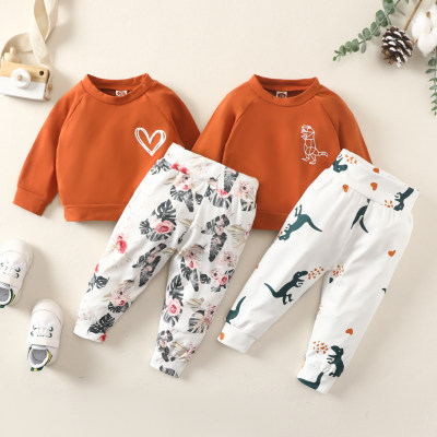 2 pièces bébé garçon couleur unie coeur et dinosaure imprimé haut à manches raglan et pantalon crayon imprimé floral et dinosaure