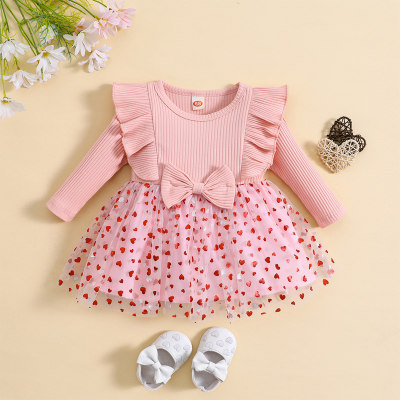 Vestido de malla con estampado en forma de corazón y manga larga con decoración de volantes de color liso para niña bebé