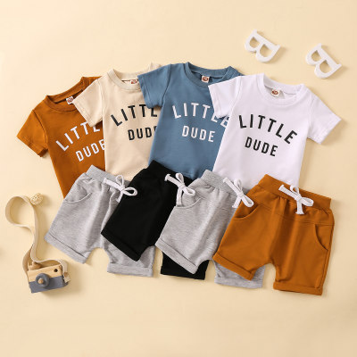 Camiseta de manga curta estampada com letras para bebês de 2 peças e shorts de cor sólida