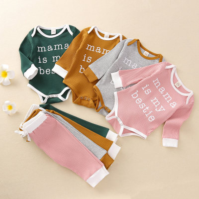 Macacão de manga comprida com estampa de letras de bebê
