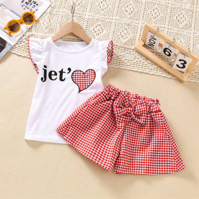 Camiseta con estampado de letras y corazones para niña pequeña de 2 piezas y pantalones cortos con decoración de lazo a cuadros