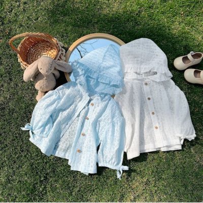 Einfarbige Sonnenschutzkleidung mit Kapuze und Knöpfen für Kleinkinder und Mädchen