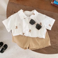 Traje de estilo universitario de verano para niños, camisa de encaje bordado con oso y pantalones cortos, conjunto de dos piezas  Caqui