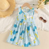 فستان للطفلة الصغيرة مطبوع بنقوش زهور على كامل الفستان وبدون أكمام.  أزرق